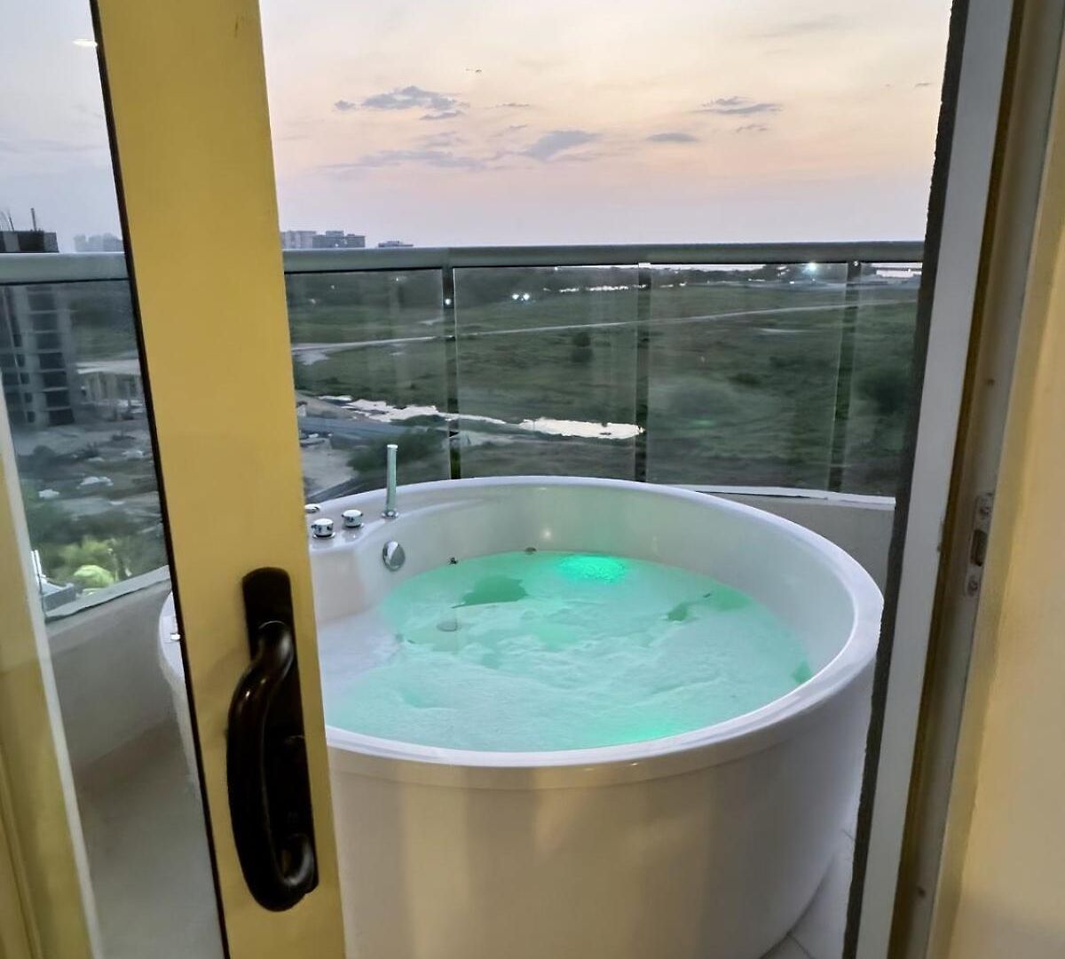 Brand New Oceanview 3 Bedroom With Private Jacuzzi *